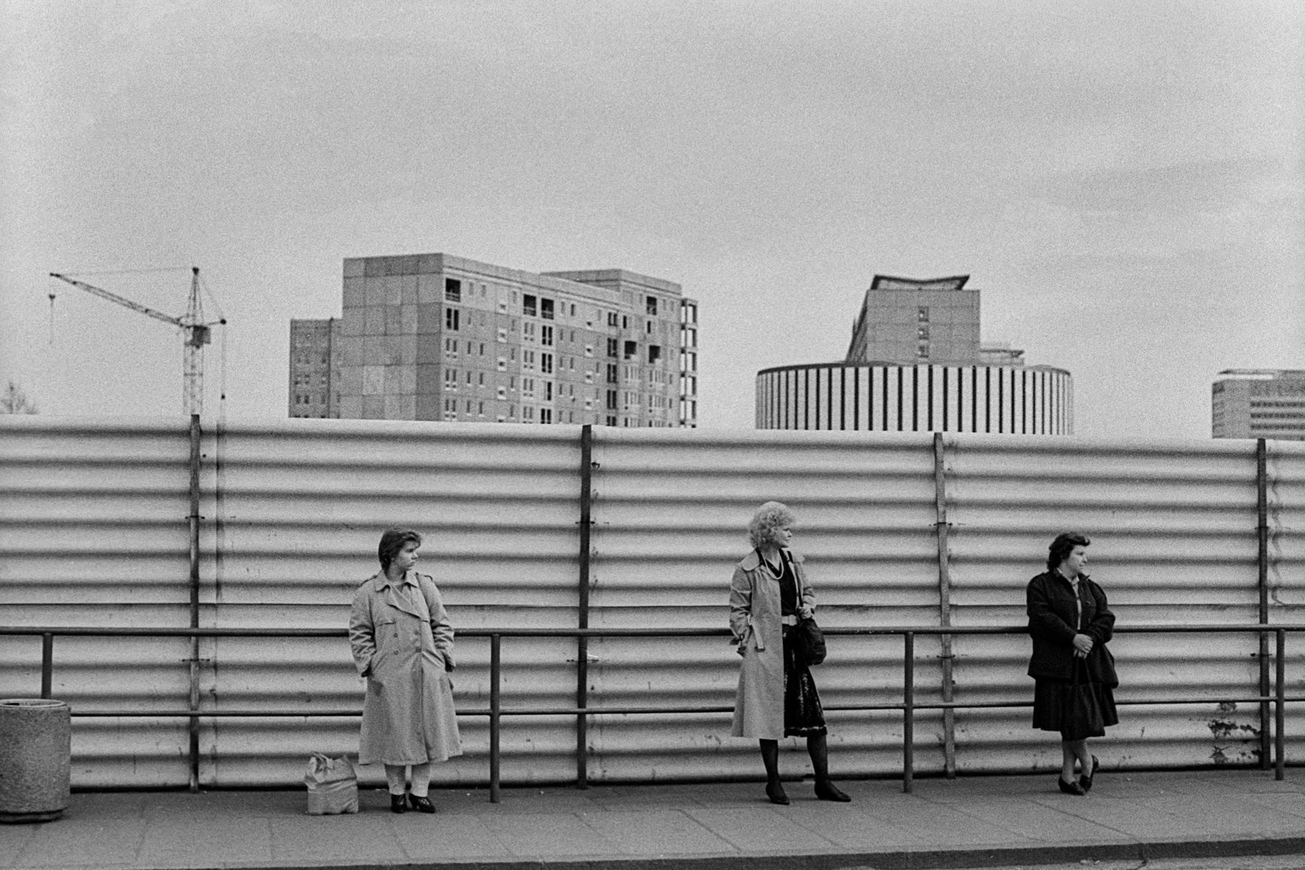 Dresden zu DDR-Zeiten. In einem Vorort der Landeshauptstadt ist der Roman auch namentlich verortet.