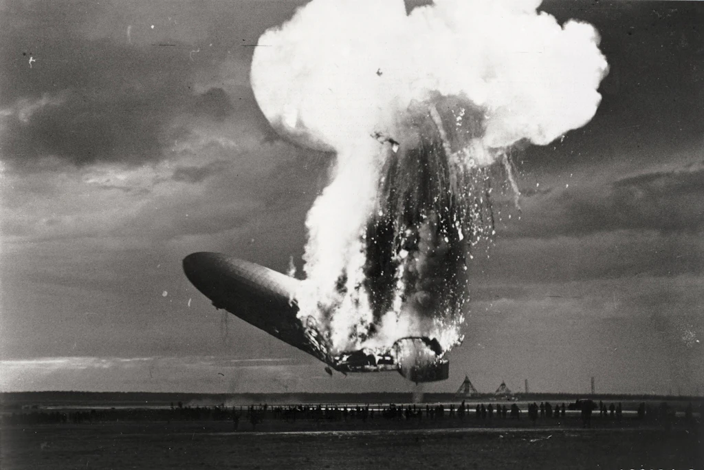 Die Hindenburg geht in Flammen auf.