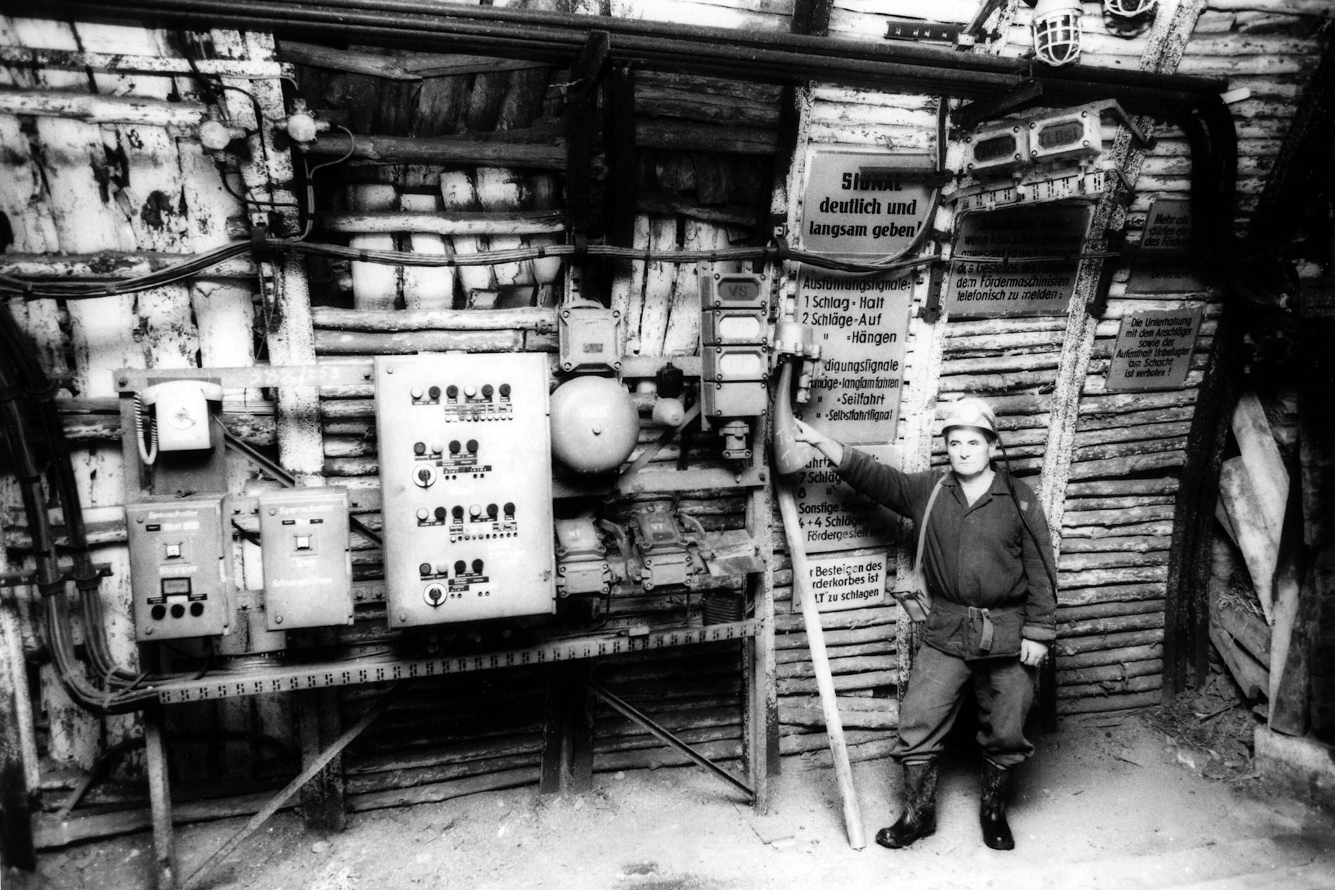 Kumpel auf dem Gelände des Wismut Werkes in Dresden Gittersee, 1990. Im Roman arbeitet Karins Freund Paul bei der Wismut in Gittersee.