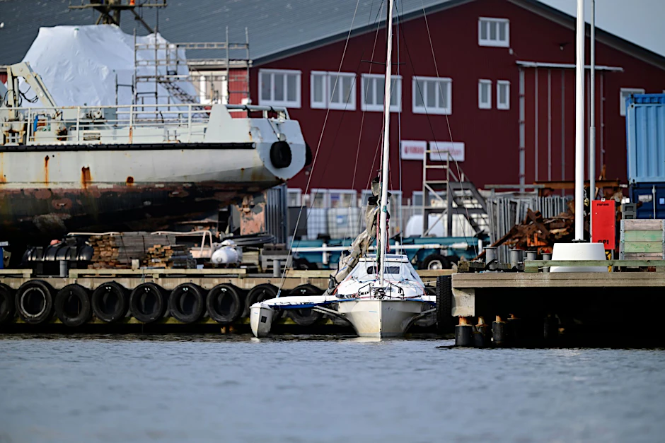 Der Trimaran „Jolly Rose“ liegt nach dem tödlichen Streit im Hafen der schwedischen Insel Öckerö.
