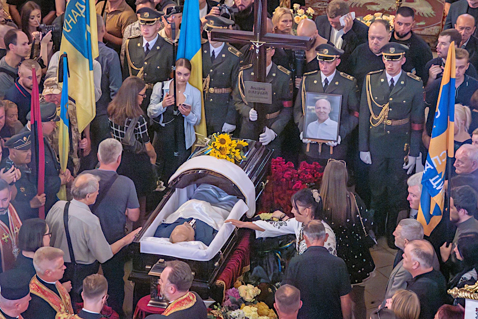 Tausende Ukrainer kamen zur Beerdigung des Politikers Andrij Parubij in Lwiw.