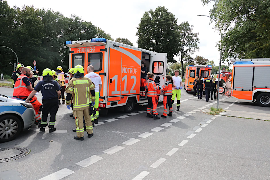 In Berlin-Wedding ist ein Auto in eine Menschengruppe gefahren.
            
            Unter den Opfern waren auch Kinder.