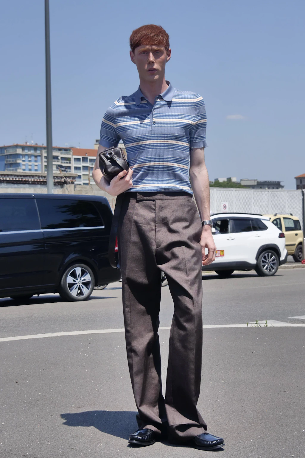 Diese braune Hose von Prada überzeugt durch Bügelfalten und lässige Überlänge.