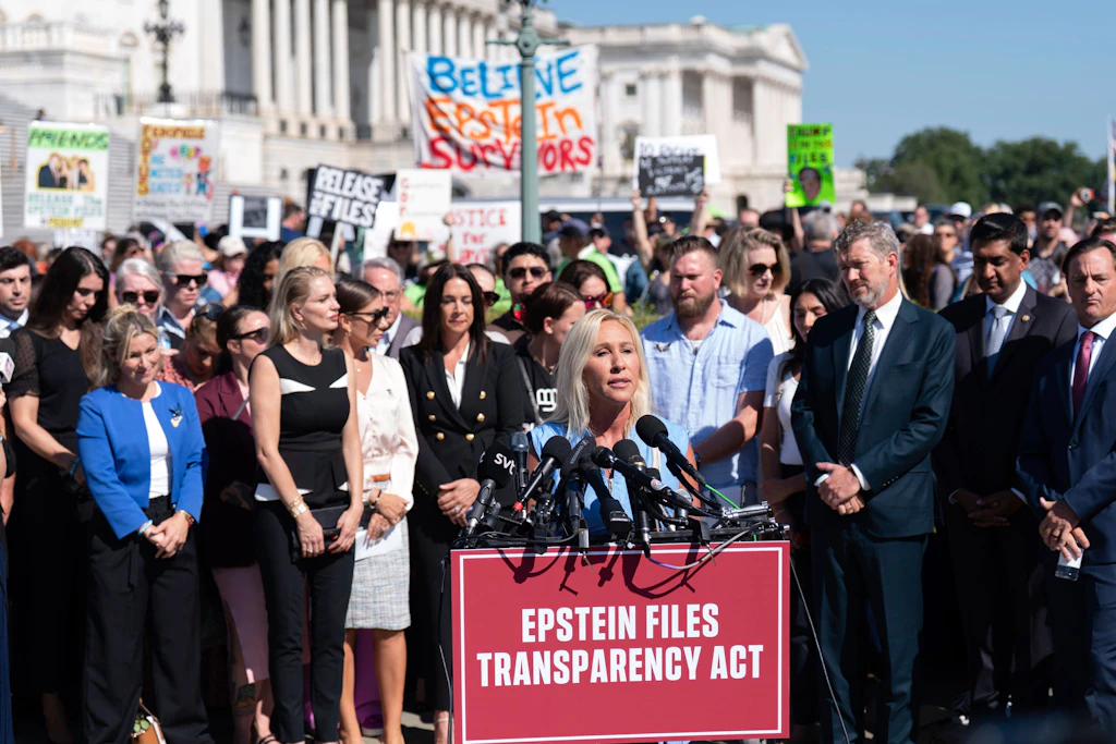 Washington: Die Abgeordnete Marjorie Taylor Greene (M.) spricht zusammen mit Missbrauchsopfern von Jeffrey Epstein während einer Pressekonferenz vor dem US-Kapitol.