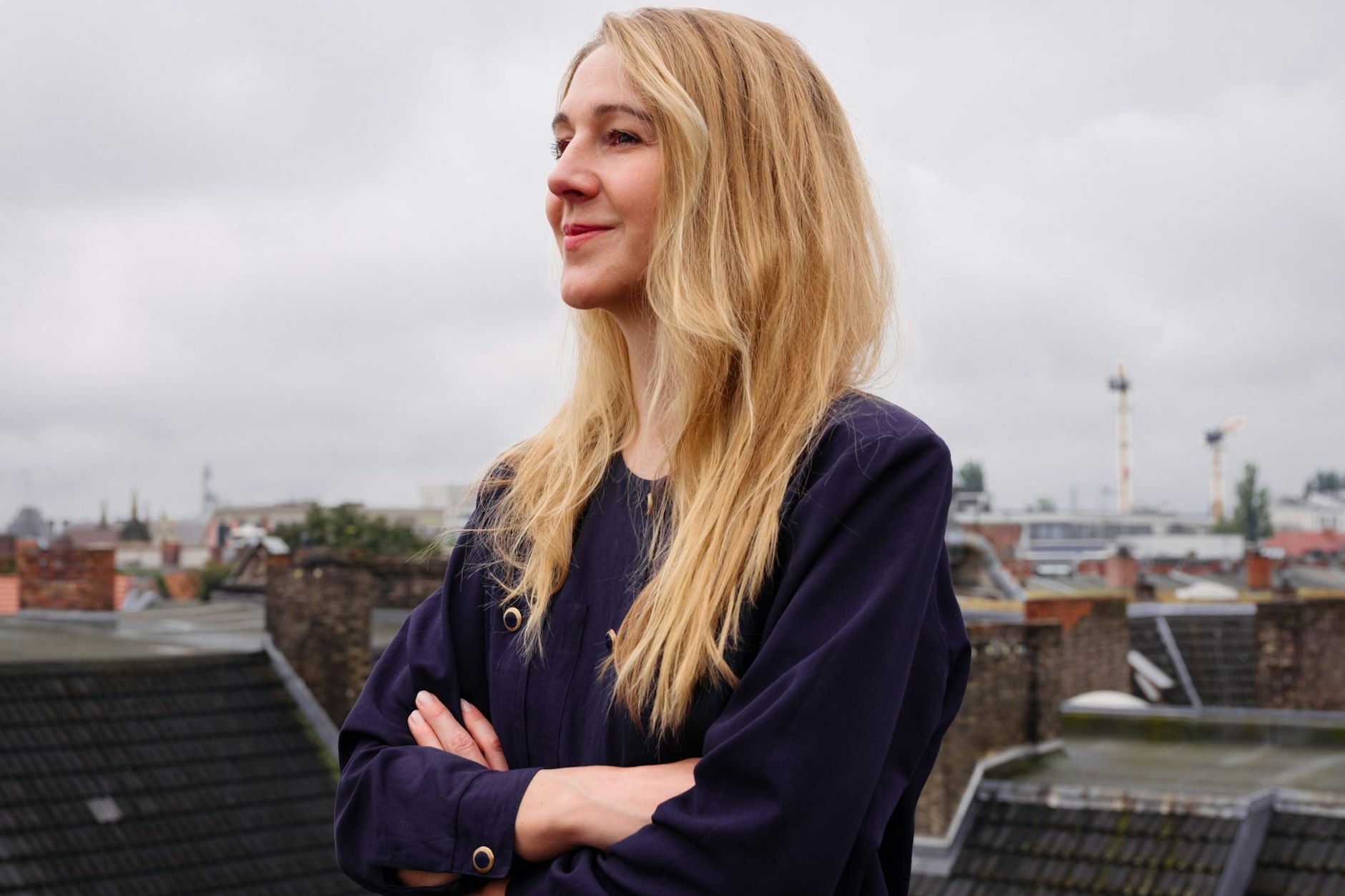 Laura Laabs auf dem Dach ihres Wohnhauses in Berlin-Neukölln.