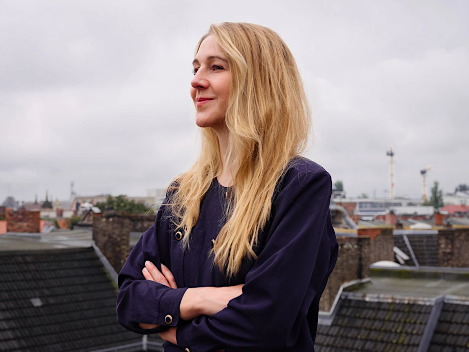 Laura Laabs auf dem Dach ihres Wohnhauses in Berlin-Neukölln.