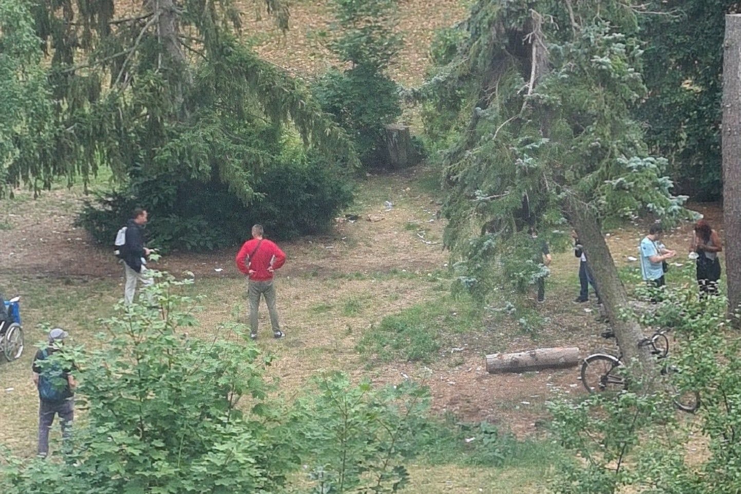 Blick aus dem Fenster: Am helllichten Tag werden im Anita-Berber-Park Drogen vertickt.