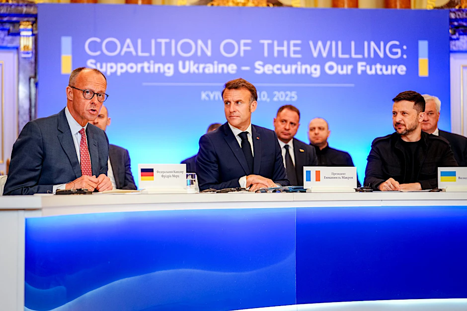 Bundeskanzler Friedrich Merz, Frankreichs Präsident Emmanuel Macron und Wolodymyr Selenskyj nehmen an einer Video-Konferenz der Koalition der Willigen in Kiew teil (Archivbild).