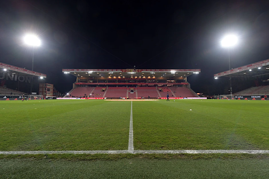 Eins der drei Flutlichtspiele des 1. FC Union Berlin wird im Stadion An der Alten Försterei stattfinden.