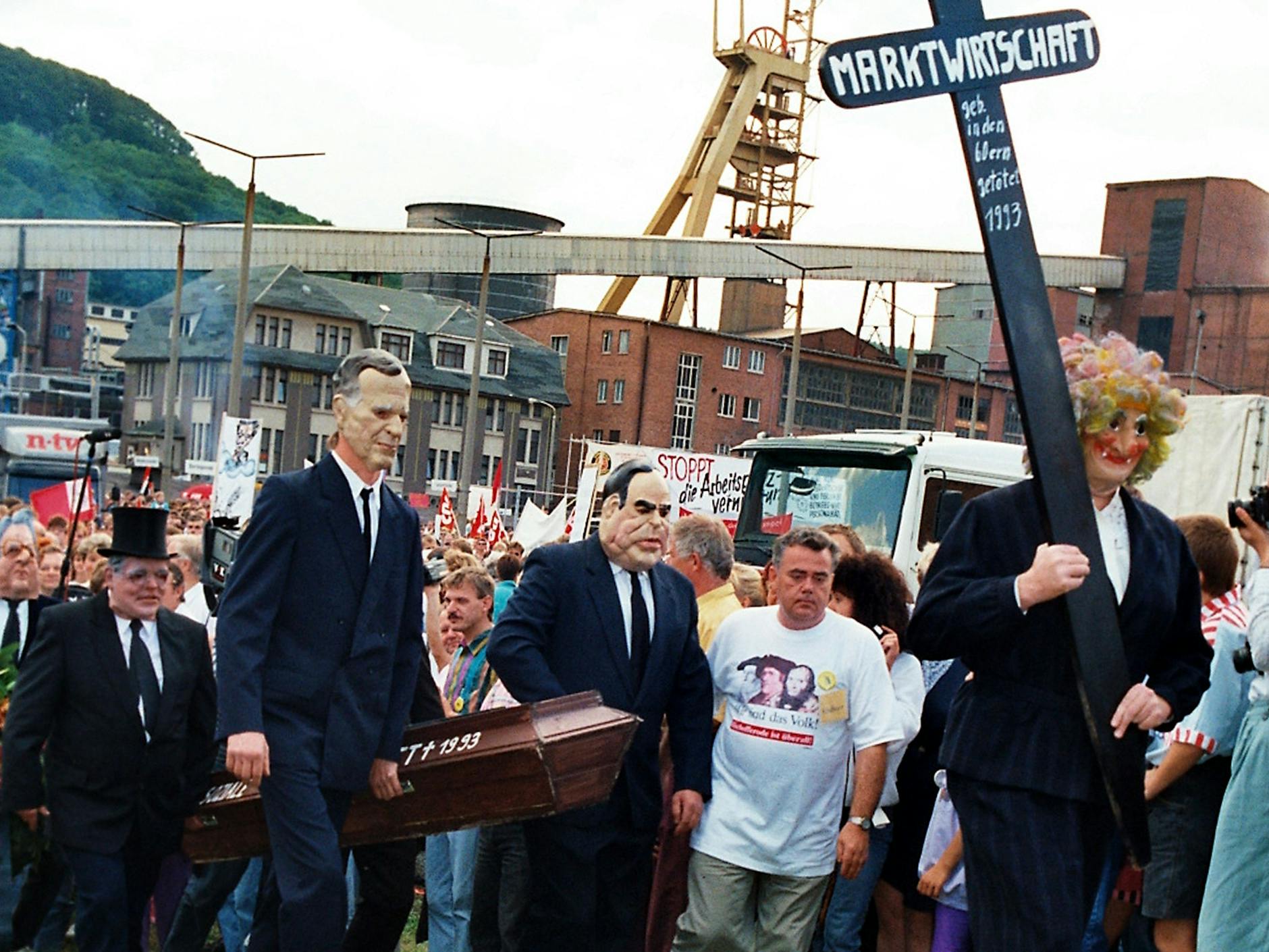 Beerdigung des bisherigen Lebens mit dem Kaliwerk in Bischofferode 1993: Das Vertrauen in die Marktwirtschaft ist schon nach drei Jahren deutscher Einheit dahin, verantwortlicher Sargträger: die Westelite.