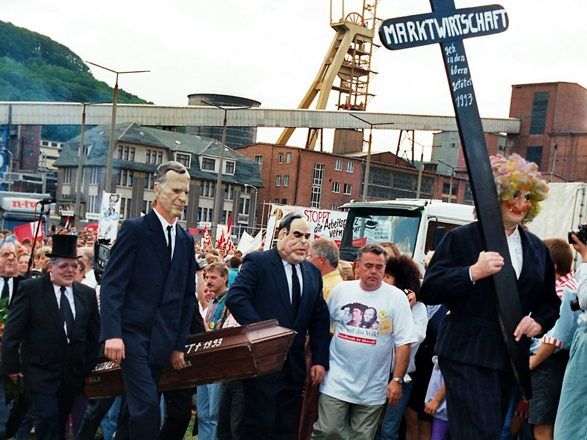 Beerdigung des bisherigen Lebens mit dem Kaliwerk in Bischofferode 1993: Das Vertrauen in die Marktwirtschaft ist schon nach drei Jahren deutscher Einheit dahin, verantwortlicher Sargträger: die Westelite.