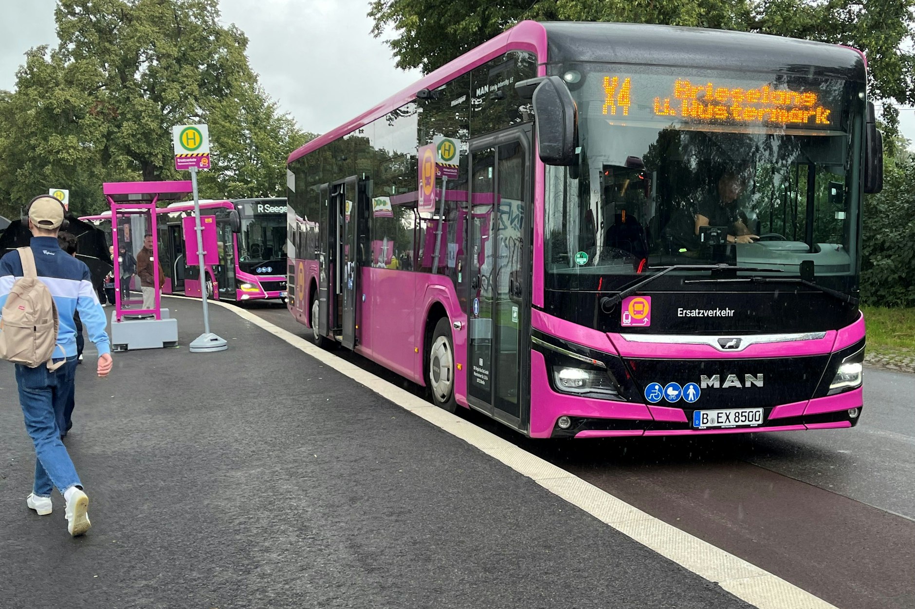 Bus statt Bahn: Ein umfangreicher Schienenersatzverkehr (hier in Wustermark) ersetzt die Regionalzüge. Doch jenseits von Nauen werden die violetten Busse kaum genutzt.
