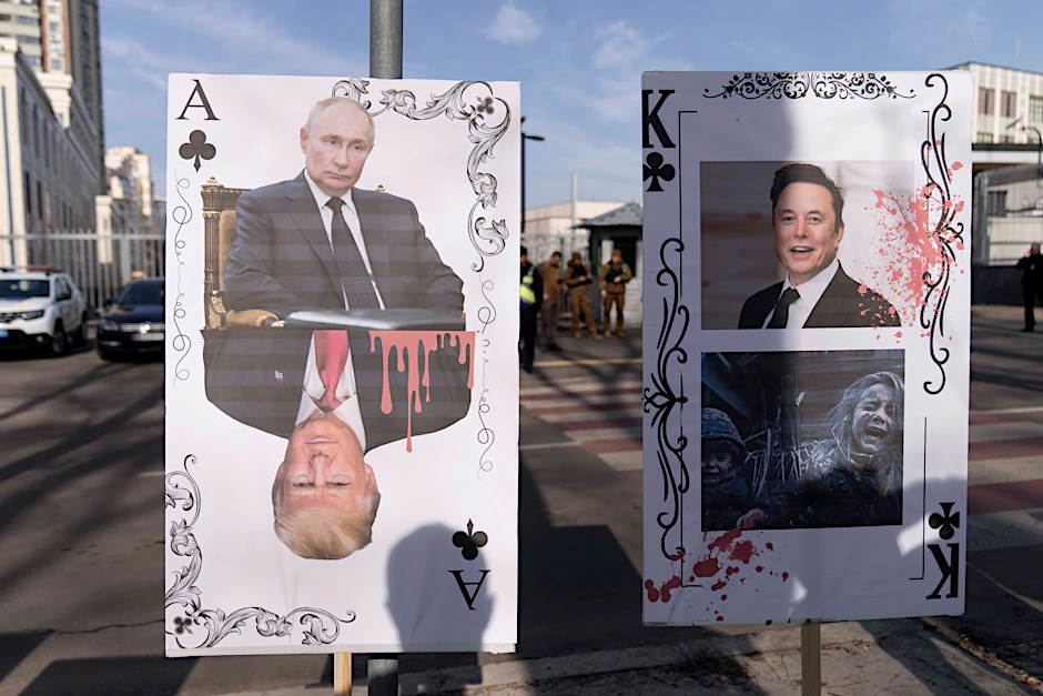 Protest vor der Botschaft der USA in Kiew im März: Viele Ukrainer setzen Trump mit Putin gleich.