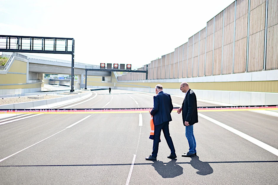 Kurz vor der feierlichen Freigabe der A100 von Treptow nach Neukölln überprüfen zwei Mitarbeiter der Autobahn GmbH am 27. August das Band, das gleich durchschnitten wird.