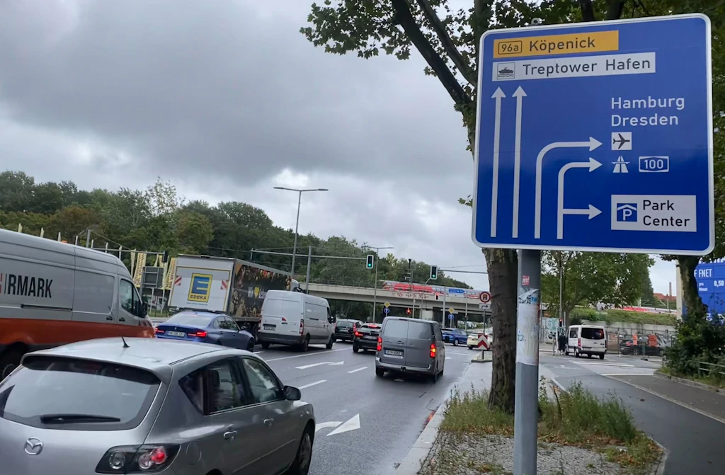 Stau an der Autobahn A100 in Treptow: Auch die Ampeln kapitulieren vor dem Ansturm