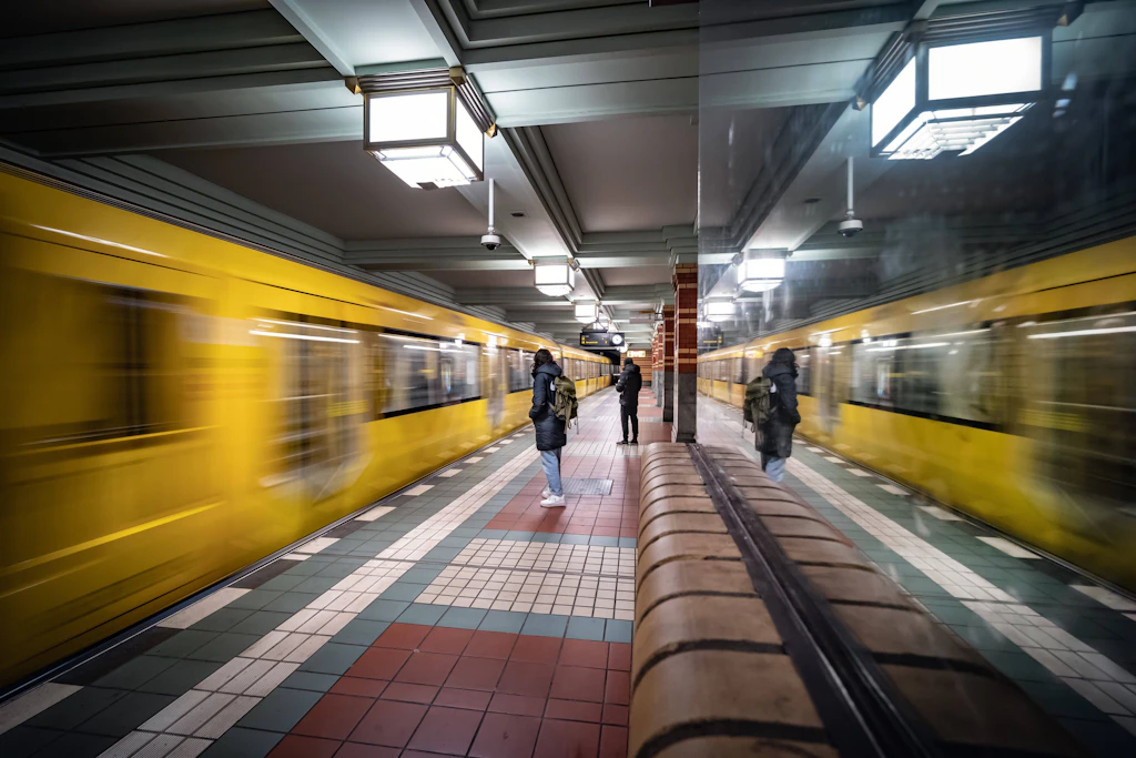 Reinickendorf: Mann schießt auf ausfahrende U-Bahn
