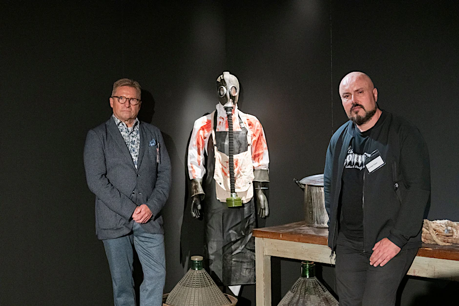 Makabres Duo für die Presseführung: Der Profiler Carsten Schütte (l.) und der einst wegen Mordes verurteilte Nicolas Claux in der Ausstellung „Serial Killer“ vor der Rekonstruktion der Säureküche des britischen Serienmörders John Haigh.