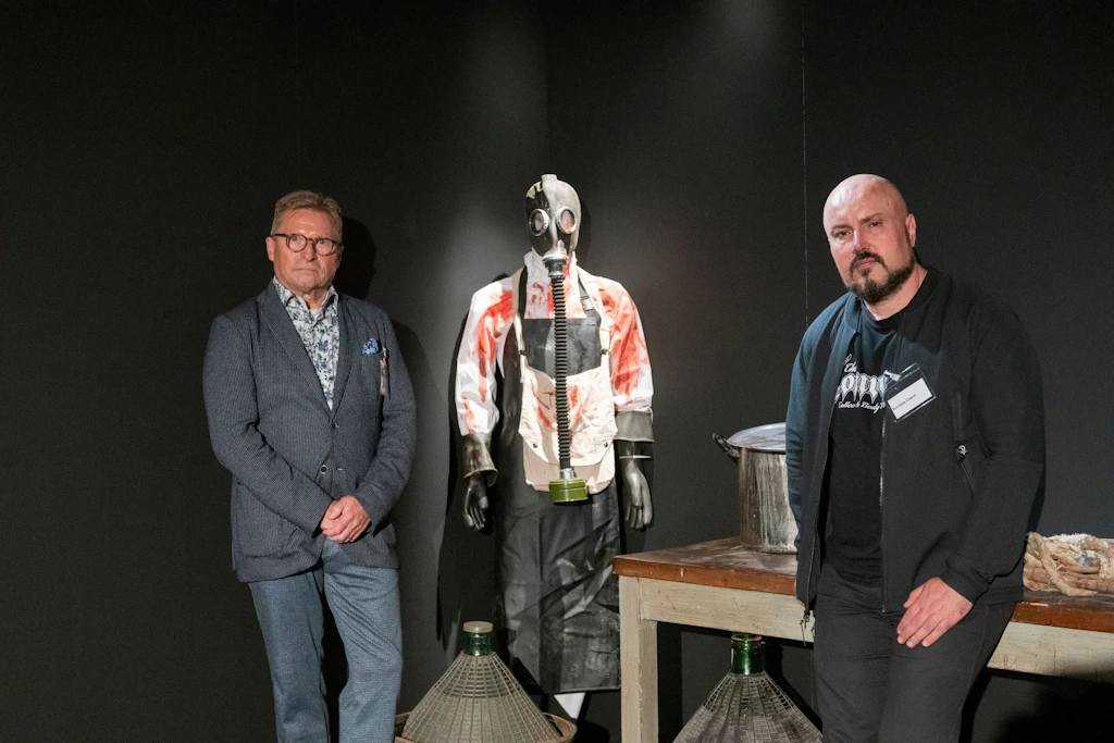 Makabres Duo für die Presseführung: Der Profiler Carsten Schütte (l.) und der einst wegen Mordes verurteilte Nicolas Claux in der Ausstellung „Serial Killer“ vor der Rekonstruktion der Säureküche des britischen Serienmörders John Haigh.