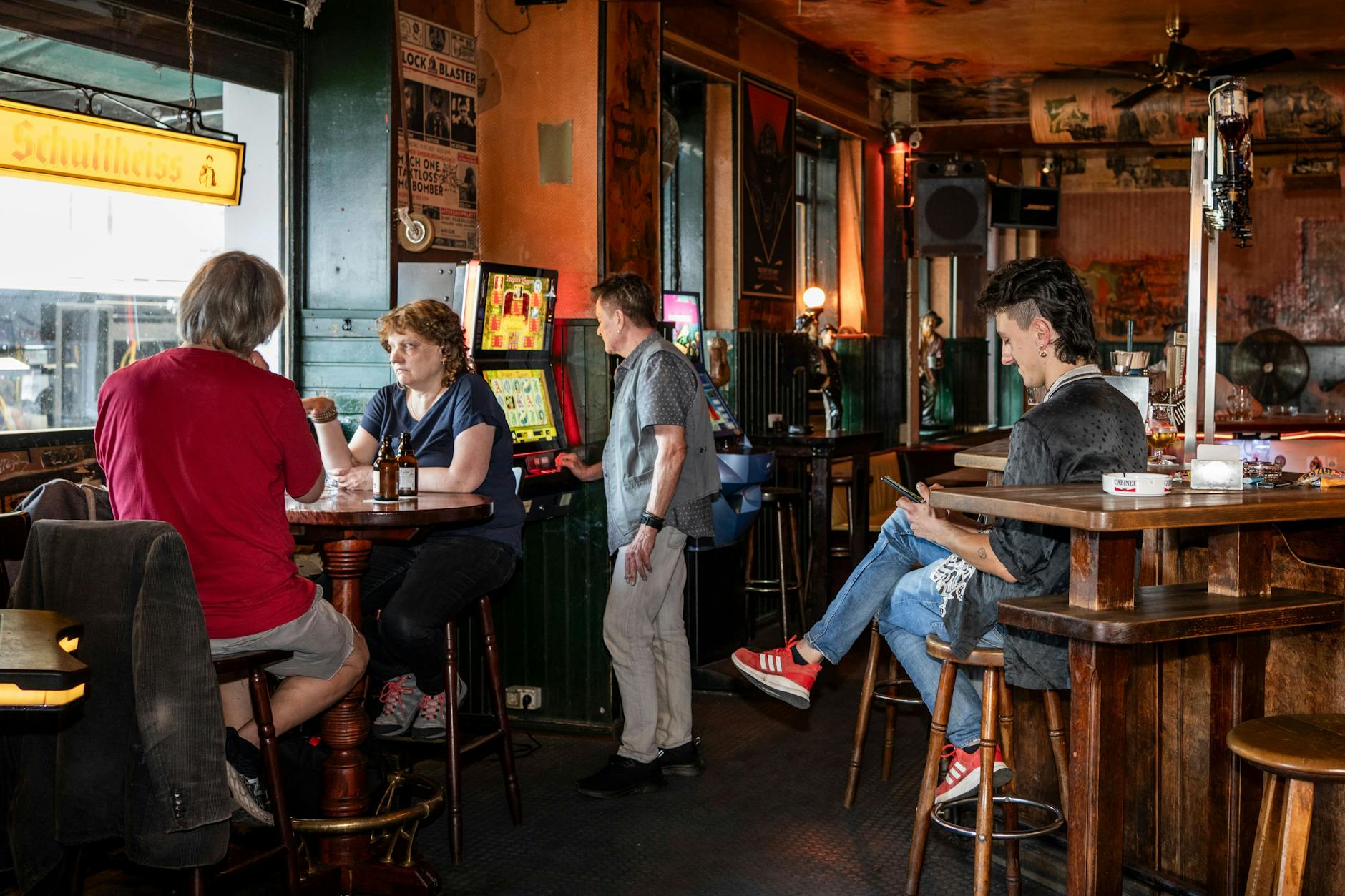 Berliner Eckkneipe Bierhaus Urban, seit 1984, geführt von Vater und Sohn