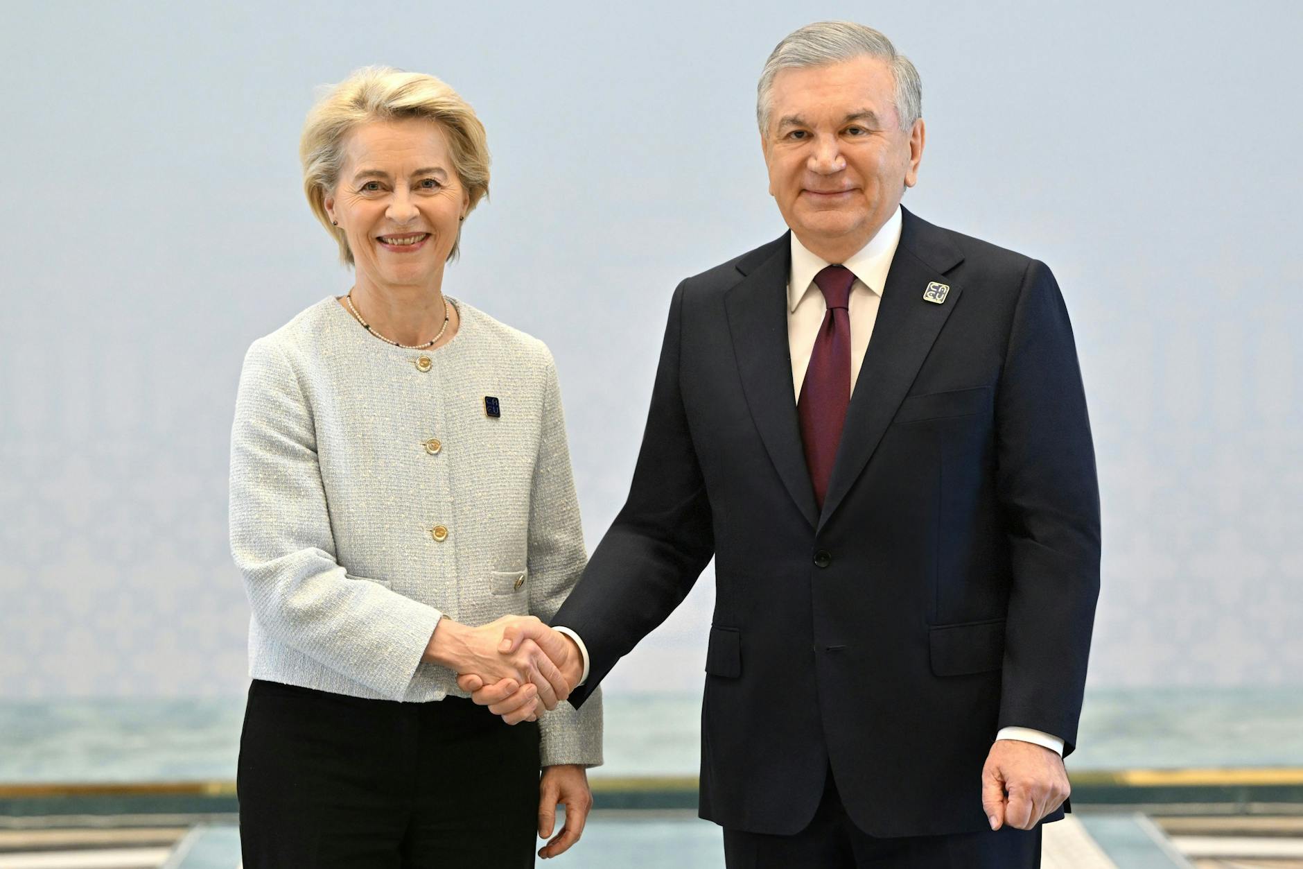 Usbekistan, Samarkand: Die Präsidentin der Europäischen Kommission Ursula von der Leyen und der usbekische Präsident Schawkat Mirsijojew stellen sich für ein Foto vor dem ersten Gipfeltreffen zwischen den Staats- und Regierungschefs der EU und der fünf zentralasiatischen Länder.