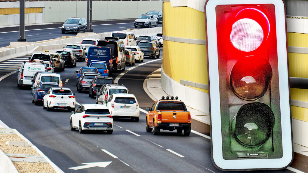 Jeden Tag Stau an und auf der A100: Der gerade neu eröffnete Abschnitt der Autobahn erhitzt die Gemüter und sorgt für reichlich Zoff.