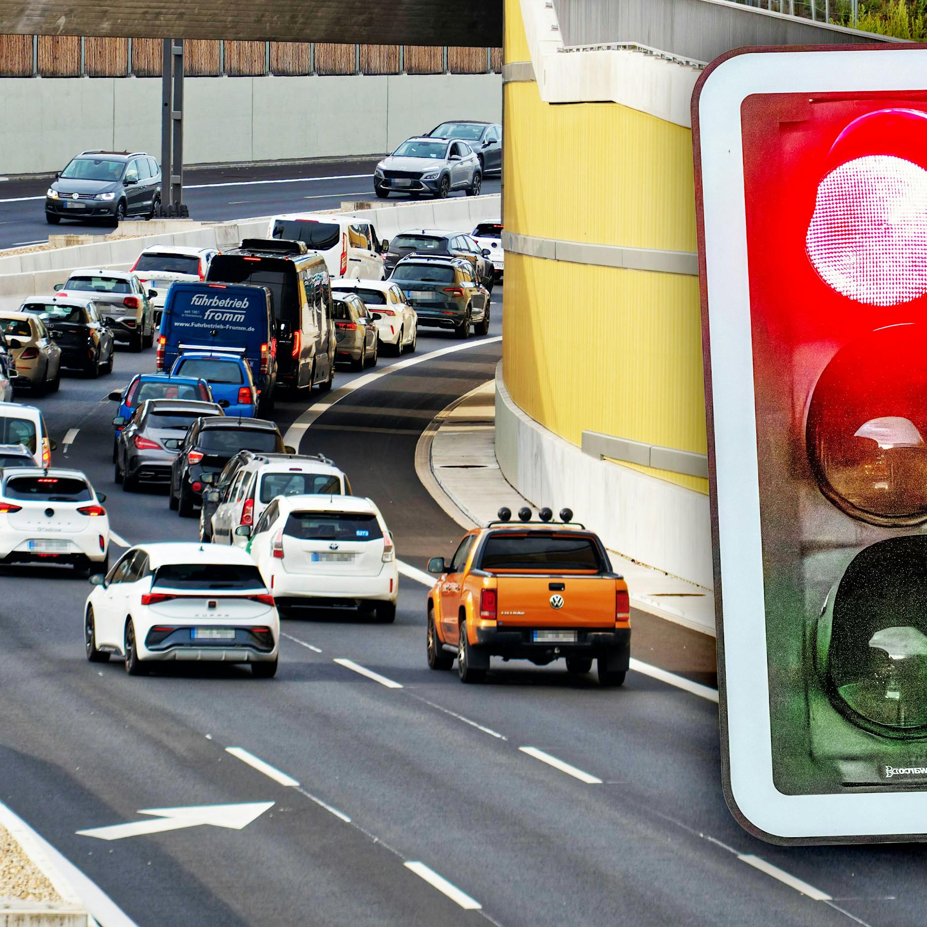 Stau-Wahnsinn an der A100: Jetzt geben sogar die Ampeln auf!