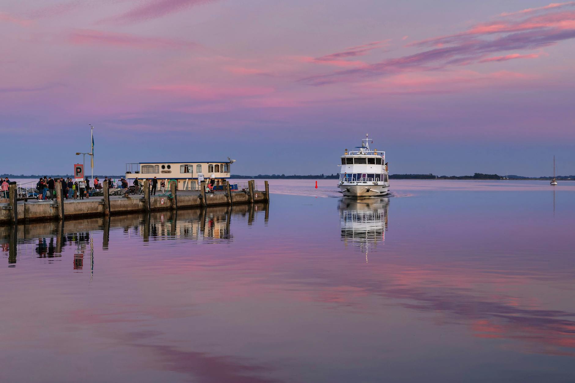 Die Fähre vom Festland legt auf Hiddensee an.