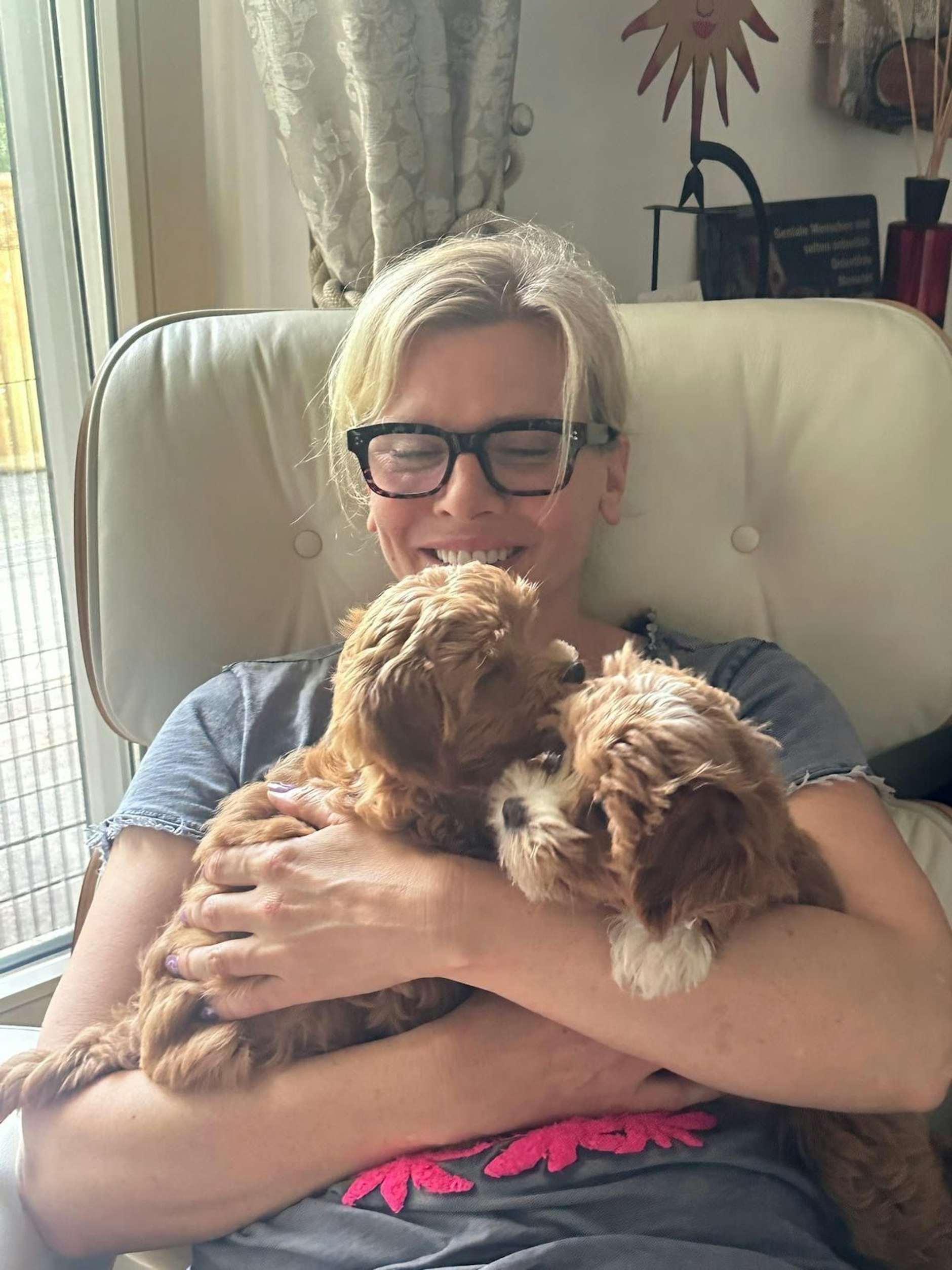 Eva Habermann mit ihren zwei Welpen.