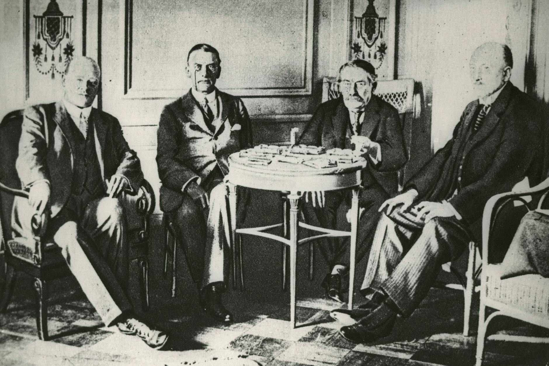Der deutsche Außenminister Gustav Stresemann (l.) mit seinem französischen Amtskollegen Aristide Briand (2.v.r.) und dem britischen Premierminister Neville Chamberlaine (2.v.l.) in Locarno, 1925