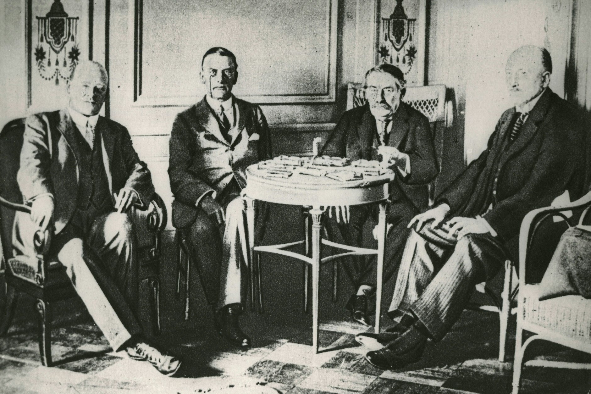 Der deutsche Außenminister Gustav Stresemann (l.) mit seinem französischen Amtskollegen Aristide Briand (2.v.r.) und dem britischen Premierminister Neville Chamberlaine (2.v.l.) in Locarno, 1925