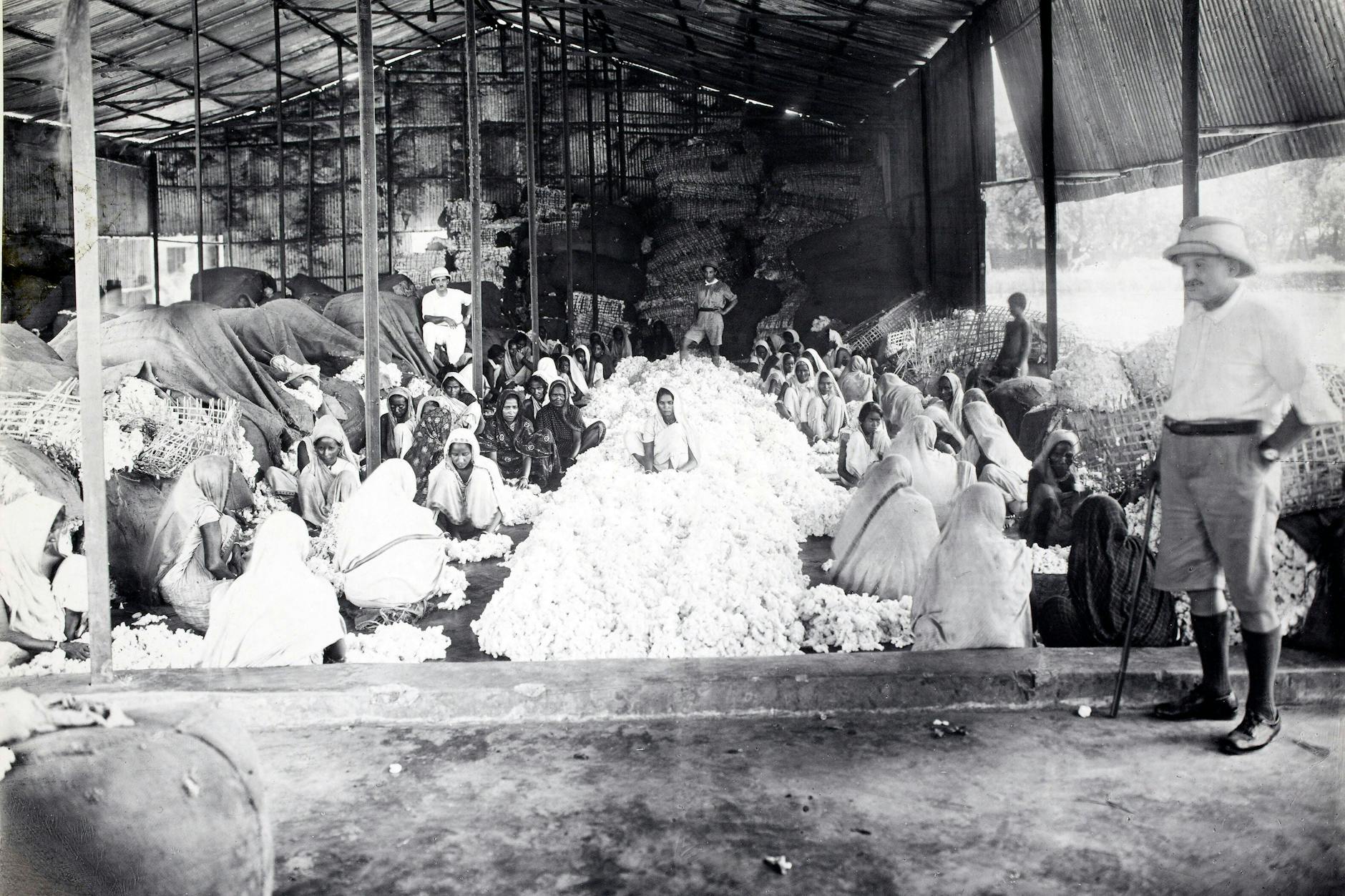 Indische Arbeiterinnen in der Bauwollproduktion in Kolkata, 1926. Ein gänzlich unkritischer Umgang mit Europas kolonialer Hegemonie ist in der Diskussion um die Vereinigung Europas zu erkennen.