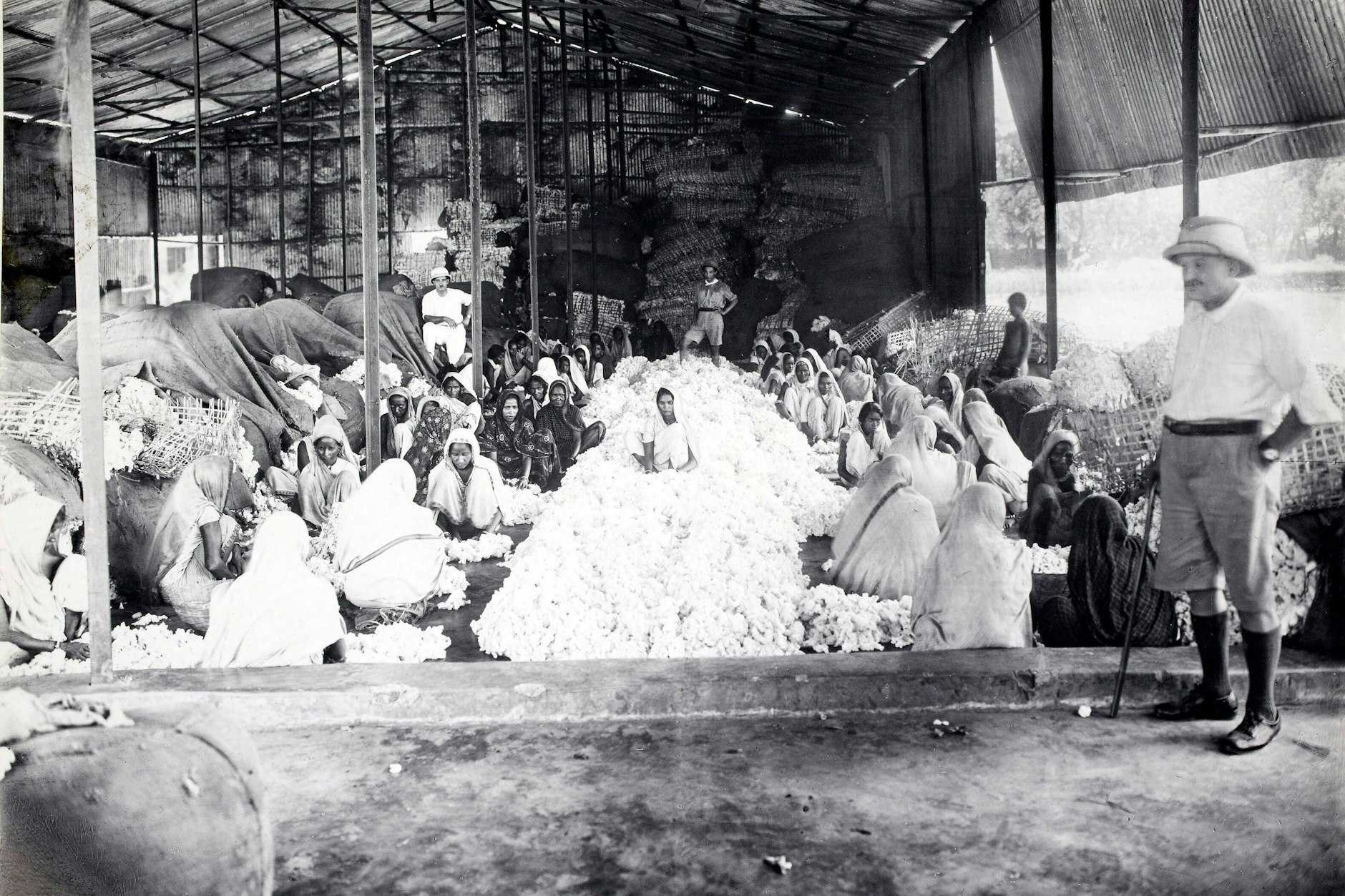 Indische Arbeiterinnen in der Bauwollproduktion in Kolkata, 1926. Ein gänzlich unkritischer Umgang mit Europas kolonialer Hegemonie ist in der Diskussion um die Vereinigung Europas zu erkennen.