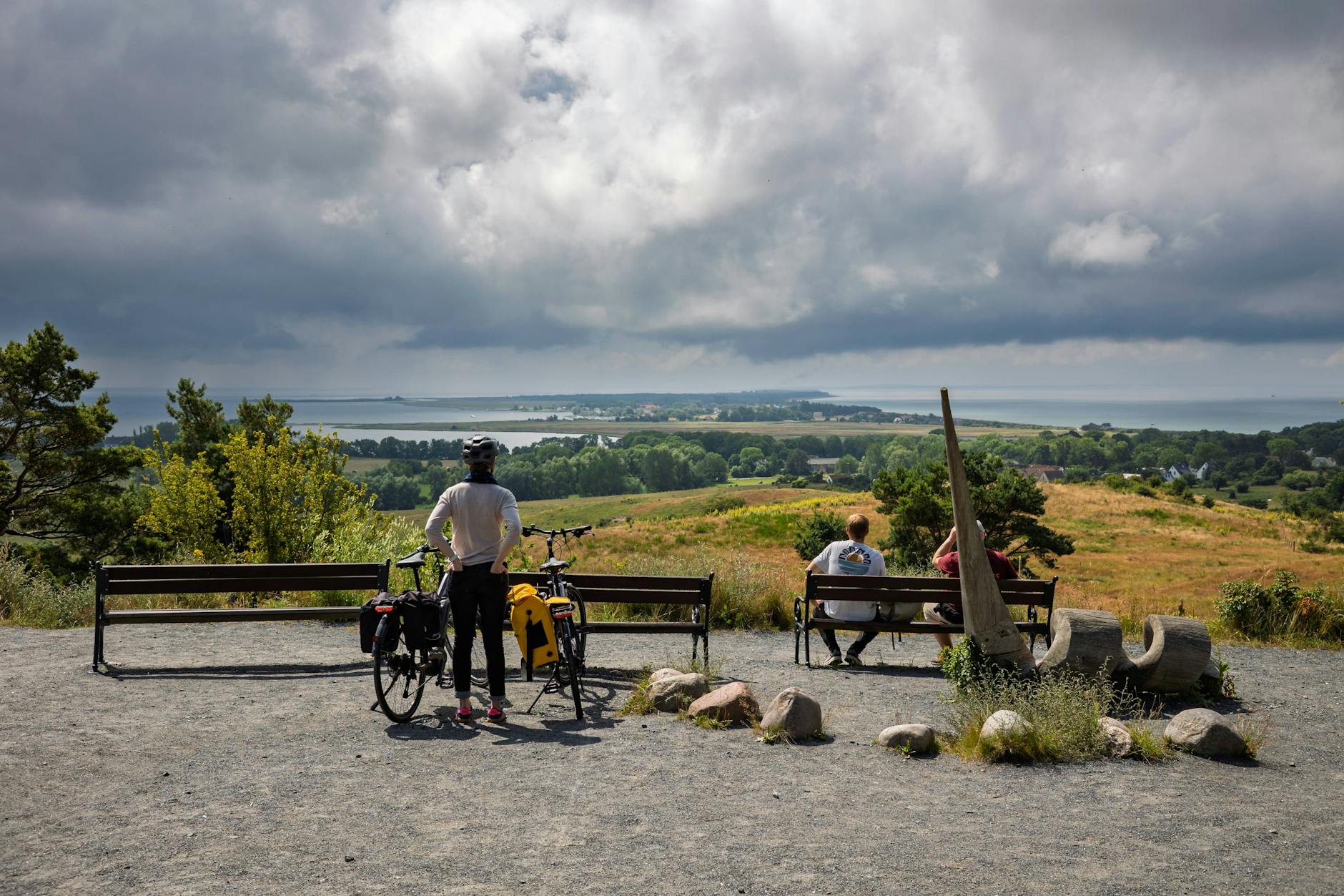 Radler und andere Ausflügler auf dem Aussichtspunkt Dornbusch