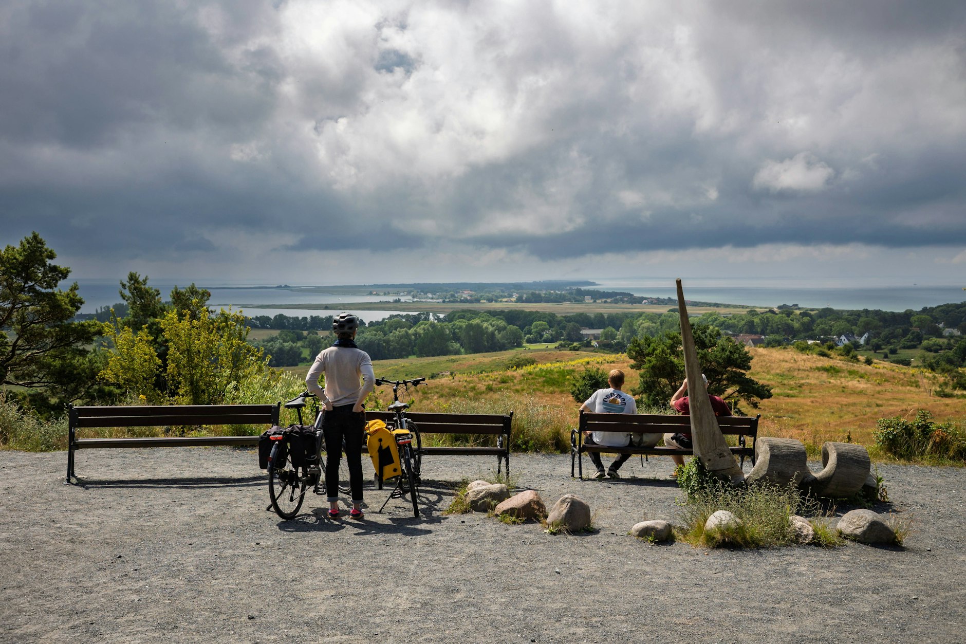 Radler und andere Ausflügler auf dem Aussichtspunkt Dornbusch