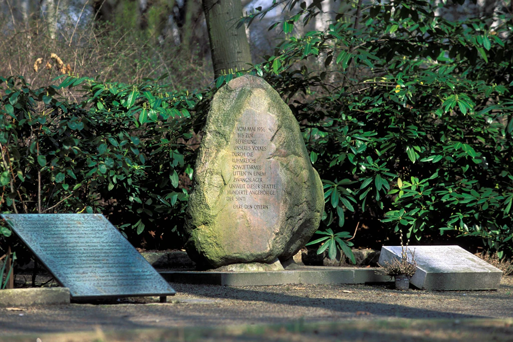Der Gedenkstein zur Erinnerung an die ermordeten Sinti in Marzahn, hier im Jahr 1998