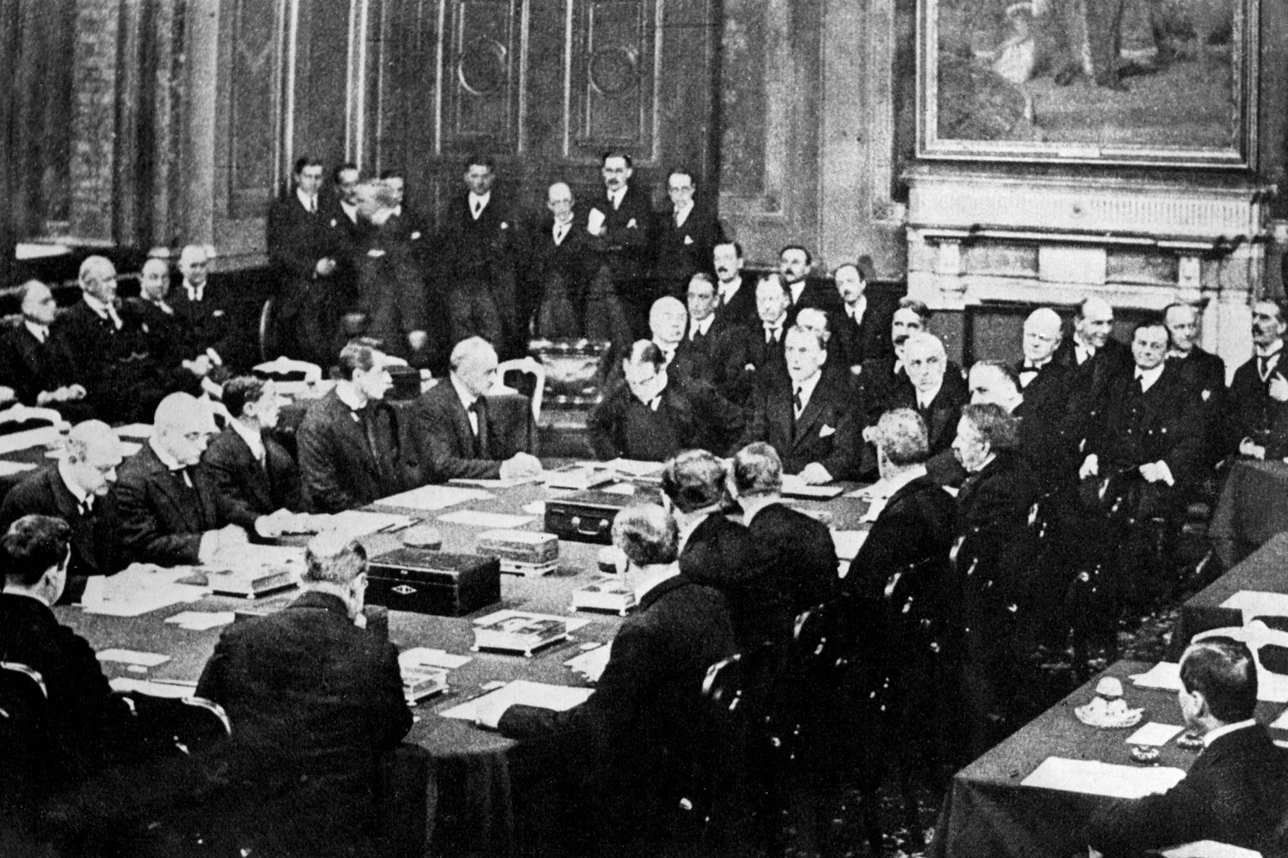 Unterzeichnung des Vertrags von Locarno in London, 1925. Neben Chamberlain sind auch Stresemann, Briand und Luther anwesend.