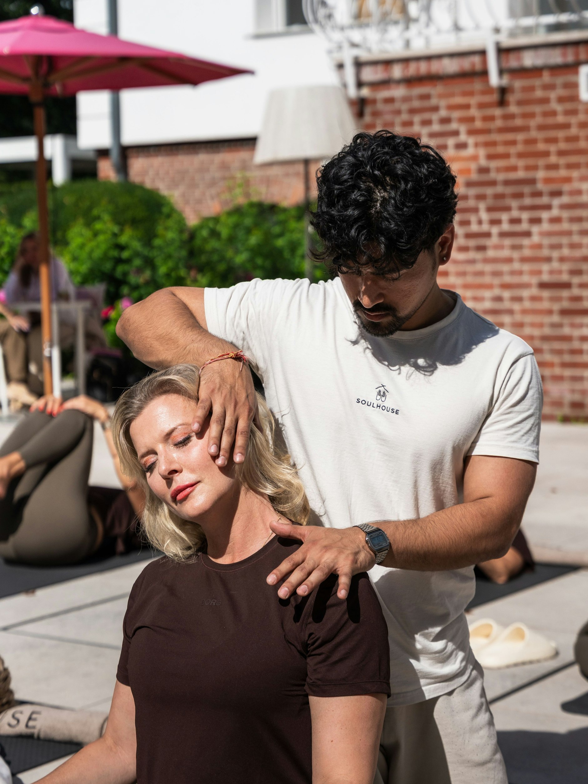Eva Habermann lässt sich beim Wellness-Connection-Day dehnen.