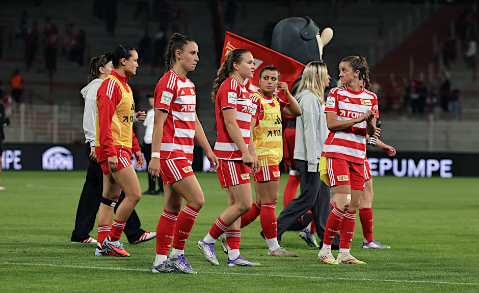 Beim Gang zu den Fans wussten die Spielerinnen des 1. FC Union Berlin nicht so recht, wie sie mit dem knapp verpassten Sieg umgehen sollten.