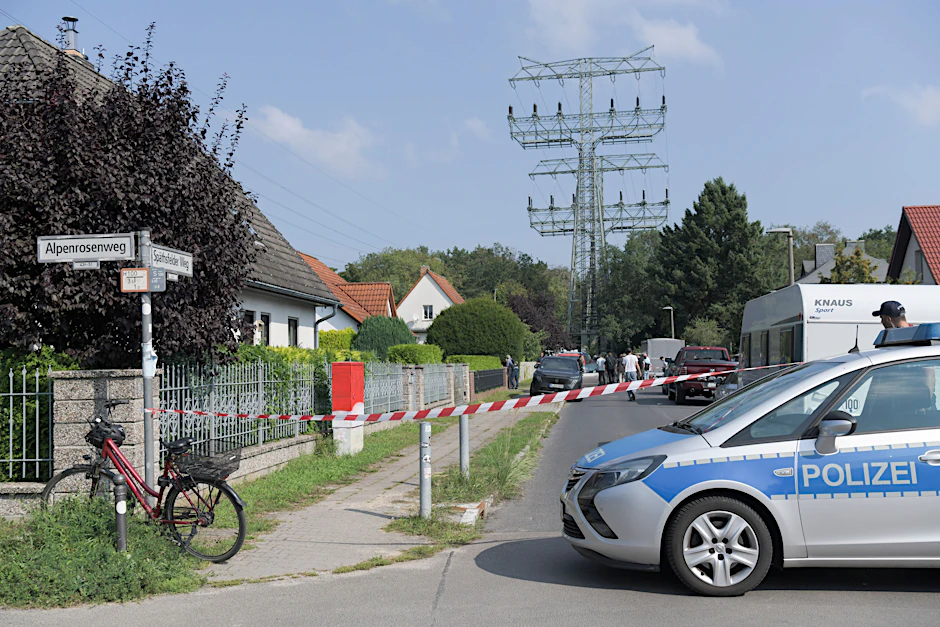 In diesem Viertel endet die Überlandleitung, auf die der Brandanschlag verübt wurde. An diesem Mast werden die Stromleitungen von weit oben in den Boden geleitet.