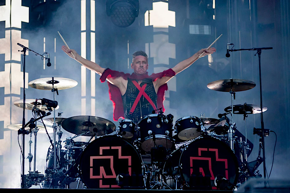 Christoph Schneider von Rammstein, hier selbst auf der Bühne