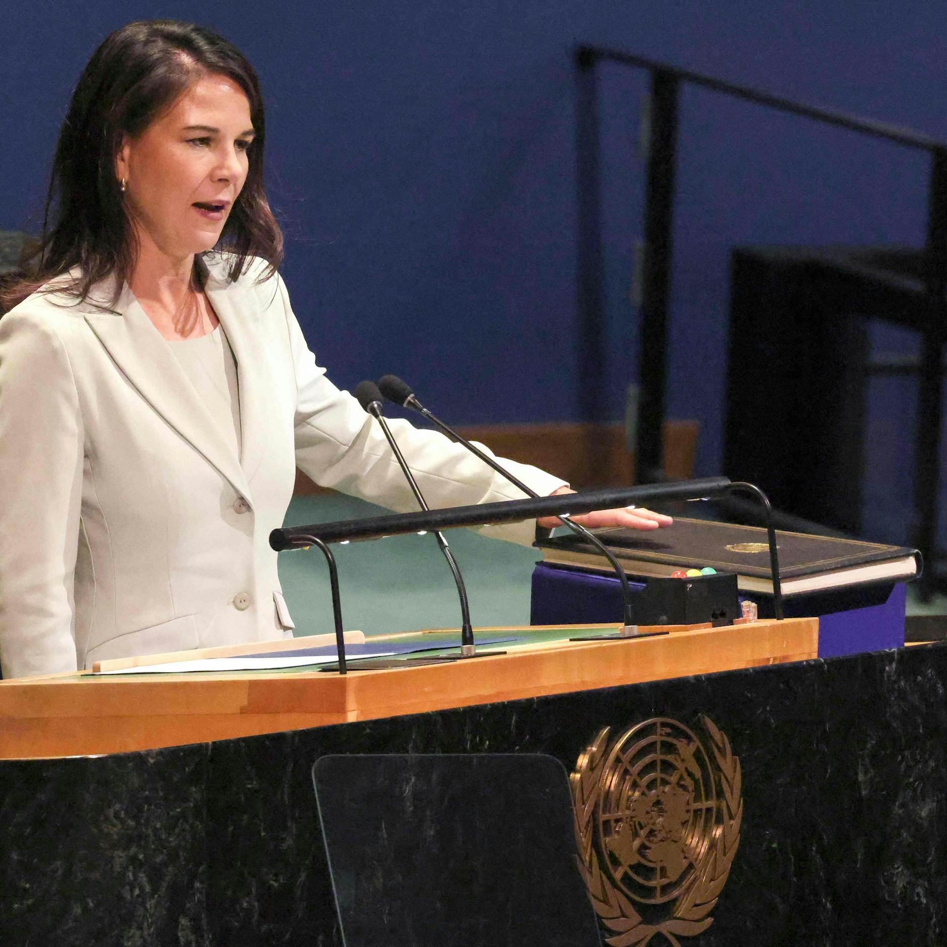 Image - Baerbocks Erinnerungslücken: Die Trump-Kritik der Grünen vergisst, wie man einst selbst das Völkerrecht ignorierte