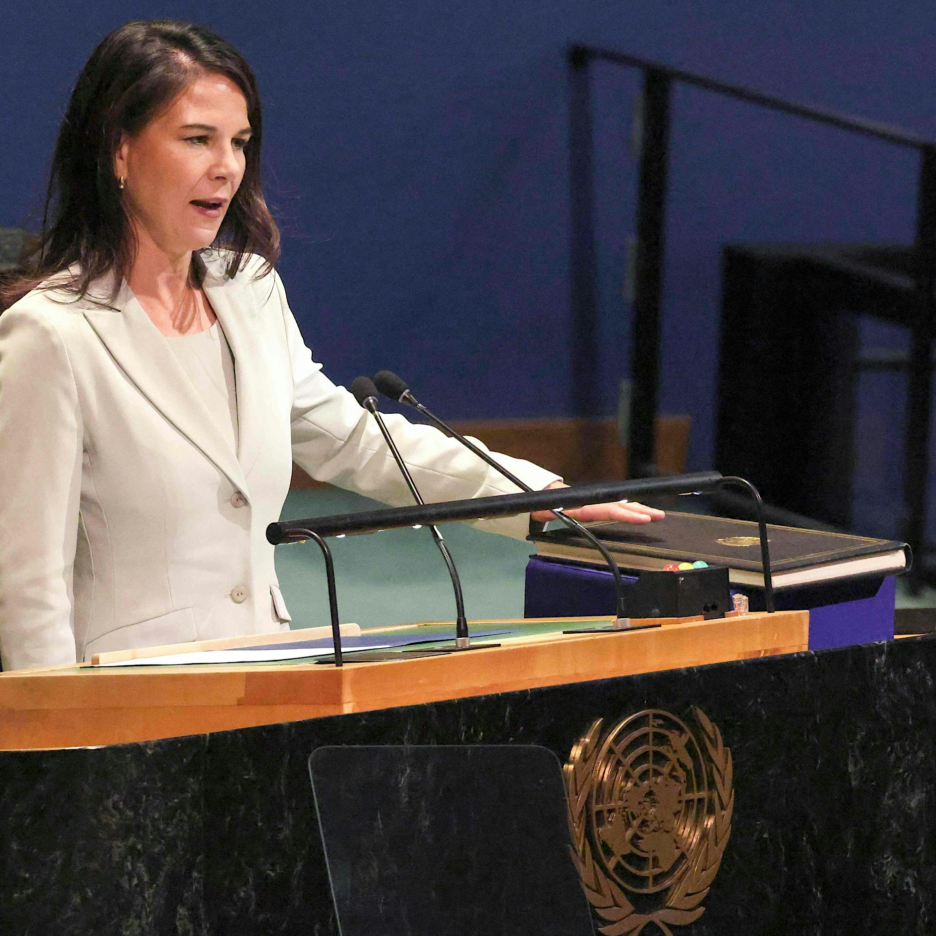 Baerbocks Erinnerungslücken: Die Trump-Kritik der Grünen vergisst, wie man einst selbst das Völkerrecht ignorierte