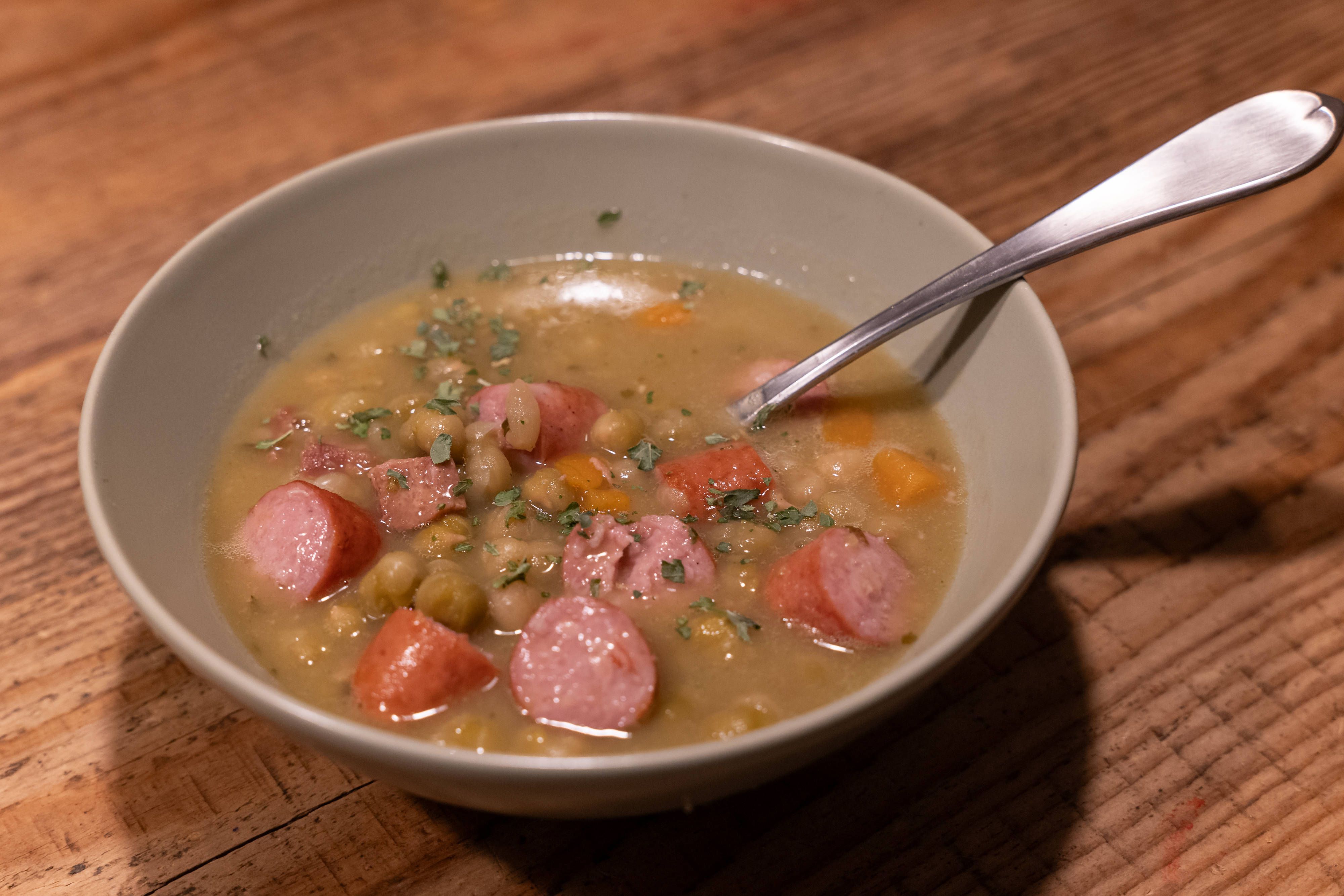 Deftige Erbsensuppe: Das Rezept mit Würstchen
