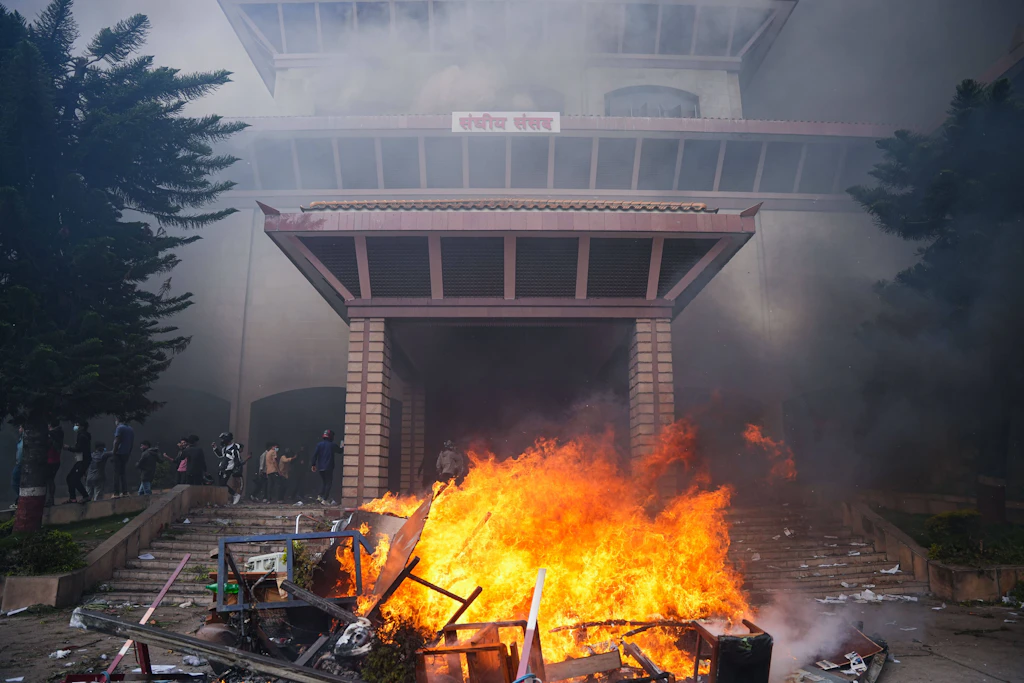 Nepal: Proteste entarten nach Social-Media-Verbot – Parlament in Flammen, Premierminister tritt ab