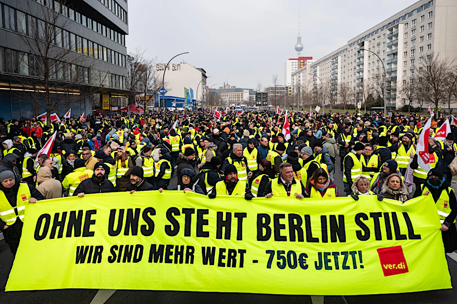 Warnstreik bei der BVG am 10. Februar 2025: Bei einer Kundgebung vor der BVG-Hauptverwaltung in der Holzmarktstraße in Mitte demonstrieren Mitarbeiter für ihre Forderungen.