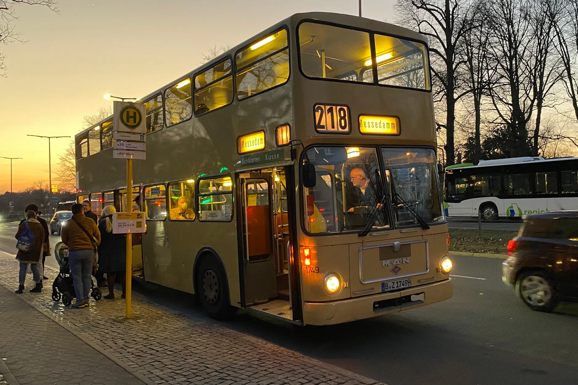 Beim Ausflug ins kriminelle Berlin möchte der Verein diesen MAN SD 200 aus dem Jahr 1980 einsetzen. Das Fahrzeug kann man auch auf der Linie 218 zwischen Messe Nord und Pfaueninsel erleben – zum regulären BVG-Tarif. Hier hält es am Bahnhof Wannsee.