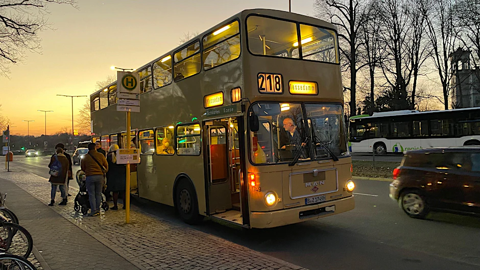 Seit 1980 in Berlin unterwegs: Der frühere BVG-Bus 1749 hält in Wannsee. Auf der Linie 218 setzt die Arbeitsgemeinschaft Traditionsbus Berlin täglich historische Busse wie den MAN SD80 ein.