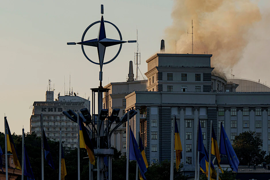 Rauch steigt nach einem russischen Angriff aus dem Gebäude des Ministerkabinetts auf.