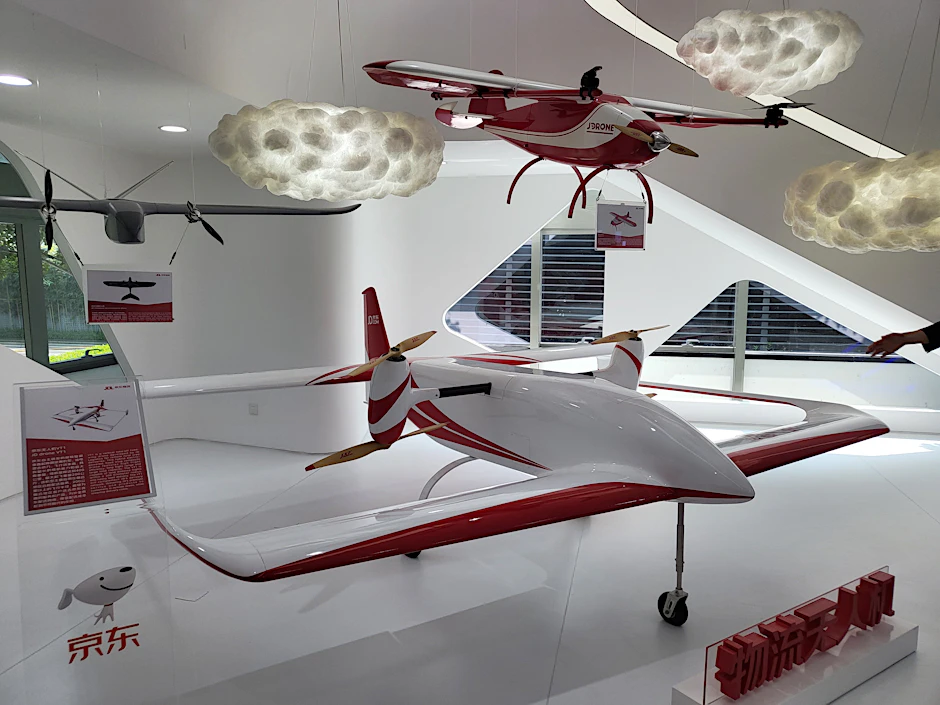 Ausstellung im JD.com-Hauptquartier in Peking: Eine ganze Drohnenfamilie setzt der chinesische Online-Händler JD.com für den Versand seiner Produkte in schwer zugänglichen Regionen Chinas ein.