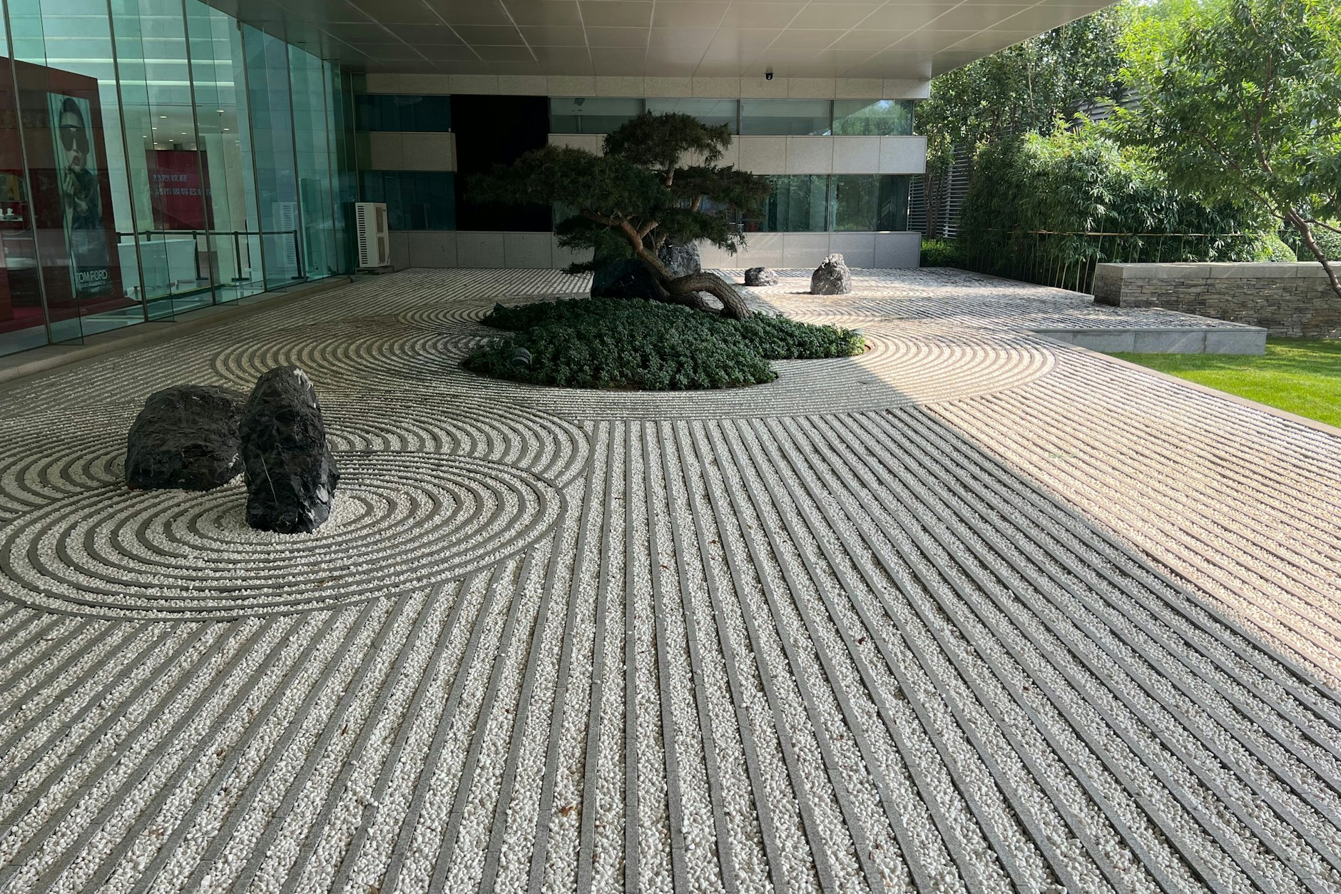 Transition from outside to inside: the entrance area of ​​the JD.com headquarters in Beijing leads from green to functional.